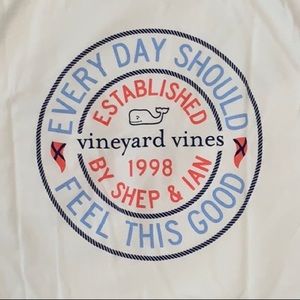 White vineyard vines t-shirt